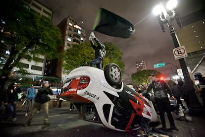 As manifestações atraíram jovens adeptos das tática Black bloc, comum em protestos populares no mundo inteiro. Vestidos de preto e mascarados para não serem reconhecidos, atacaram agências bancárias, carros de televisão e da polícia.