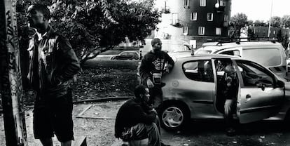 Jóvenes en el barrio parisiense de Bobigny en 2007.