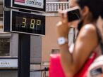 MALLORCA, 12/08/2021.- Una mujer pasa junto a un termómetro que muestra las altas temperaturas registradas este jueves en el centro de Palma de Mallorca. El Servicio de Emergencias 112 de Baleares ha pedido este jueves que no se salga de excursión, al estar las islas en situación de alerta por calor extremo, debido a la ola de calor en toda España. EFE/Cati Cladera