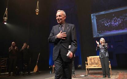 José Luis Gómez, en primer plano, flanqueado por detrás por Núria Espert y Lluís Homar, durante el homenaje que recibió este jueves en el Teatro de la Abadía de Madrid.