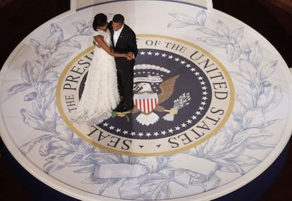 Michelle y Barack Obama, bailan en una fiesta en 2009.