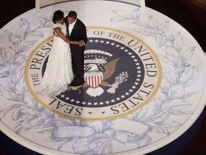 Michelle y Barack Obama, bailan en una fiesta en 2009.