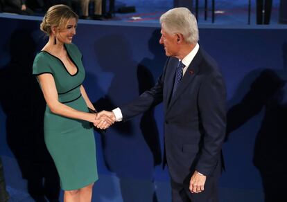 En la imagen, Bill Clinton saluda a Ivanka Trump, hija de Donald Trump, antes del inicio del debate.