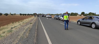 Imagen de la carretera que fue barrida a tiros por el francotirador de Argamasilla. Al fondo a la derecha, la casa.