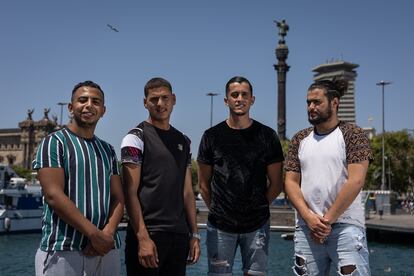 De izquierda a derecha, Hamza el Khal, Youssef Bencherki, Zakariae Chahboun, Miloud Benazzouz, ex menores extranjeros no acompanados que han conseguido trabajo.