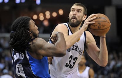 Marc Gasol y Jae Crowder en el Memphis-Dallas.