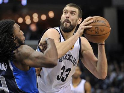 Marc Gasol y Jae Crowder en el Memphis-Dallas.