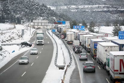 Cola de camiones esperando la apertura de la autopista A2, en el t&uacute;nel del Bruc (Barcelona), por el temporal de nieve el pasado miercoles.
