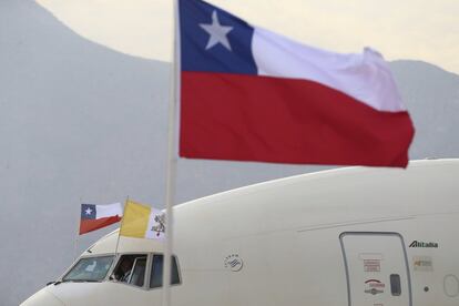 El avión de la compañía Alitalia que transportaba al pontífice llega al aeropuerto internacional Arturo Merino Benítez.