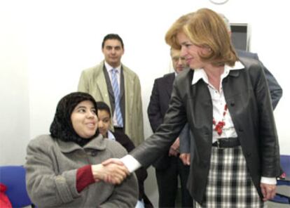 La esposa del presidente del Gobierno saluda a una estudiante marroquí en la Agencia Adventista para el Desarrollo y Recursos Asistenciales, durante el recorrido que ha realizado por el distrito de Tetuán.