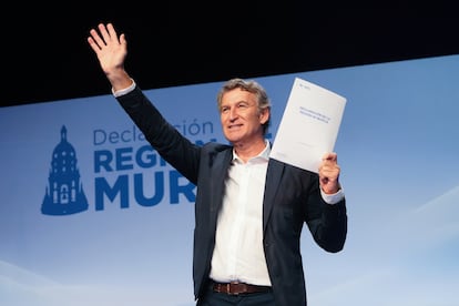 El presidente del PP, Alberto Núñez Feijóo durante el acto de clausura del encuentro que ha reunido este fin de semana con los barones de su partido Murcia sobre inmigración contra Vox. Isabel Díaz Ayuso.