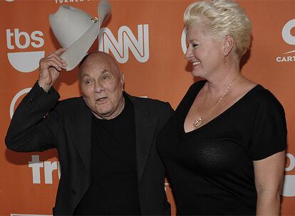 A pesar de su avanzada edad, el mítico actor Tony Curtis sigue disfrutando de la vida nocturna de Beverly Hills. Anoche acudió junto a su mujer, Jill Vanden Berg a la fiesta organizada por la Asociación de Críticos de Televisión de Turner Broadcasting.