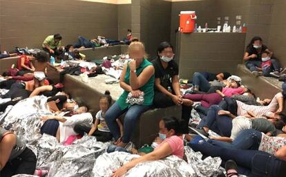 Familias hacinadas detenidas en Weslaco, Texas, el 11 de junio. La imagen es del informe oficial del Gobierno.