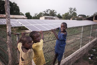 Unos niños juegan frente a los 198 paneles fotovoltaicos instalados gracias a la iniciativa de las mujeres y de la Misión Católica de Fo-Bouré.
