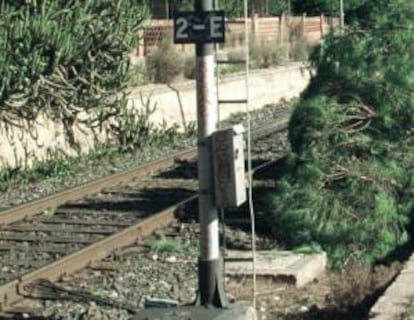 Una imagen de archivo de la catenaria de la línea férrea en Cambrils (Tarragona). EFE/Archivo