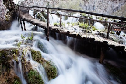 El Parque Nacional de los Lagos de Plitvice, en la región de Lika, es un fenómeno arquitectónico de la naturaleza: 16 lagos a diferente altitud, comunicados por 92 cascadas, y rodeados por bosques donde viven osos y lobos. La zona es patrimonio mundial de la Unesco desde 1979 (con una ampliación en 2000) y son frecuentes las bodas al pie de las cataratas.