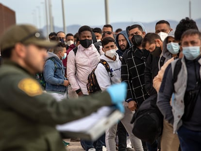 Detención de migrantes a manos de la patrulla fronteriza de EE UU, en la ciudad fronteriza de Yuma, en el Estado de Arizona.