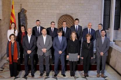 Foto de família del nou Govern, majoritàriament masculí i amb poca experiència. Al centre, el president, Carles Puigdemont.