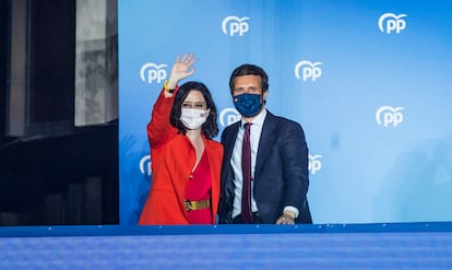 Isabel Díaz Ayuso, presidenta de la Comunidad de Madrid, celebra la victoria del Partido Popular en las elecciones autonómicas del 4 de mayo junto al presidente del partido, Pablo Casado, en la sede del PP en la calle Génova, en Madrid. 