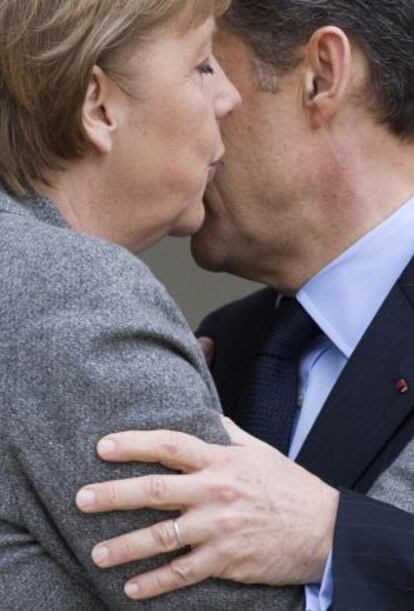 Merkel saluda a Sarkozy a su llegada hoy al El El&iacute;seo.