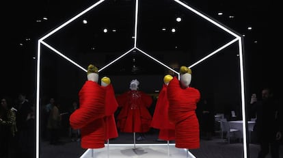 Plano general de la exposici&oacute;n de Rei Kawakubo, en Par&iacute;s.