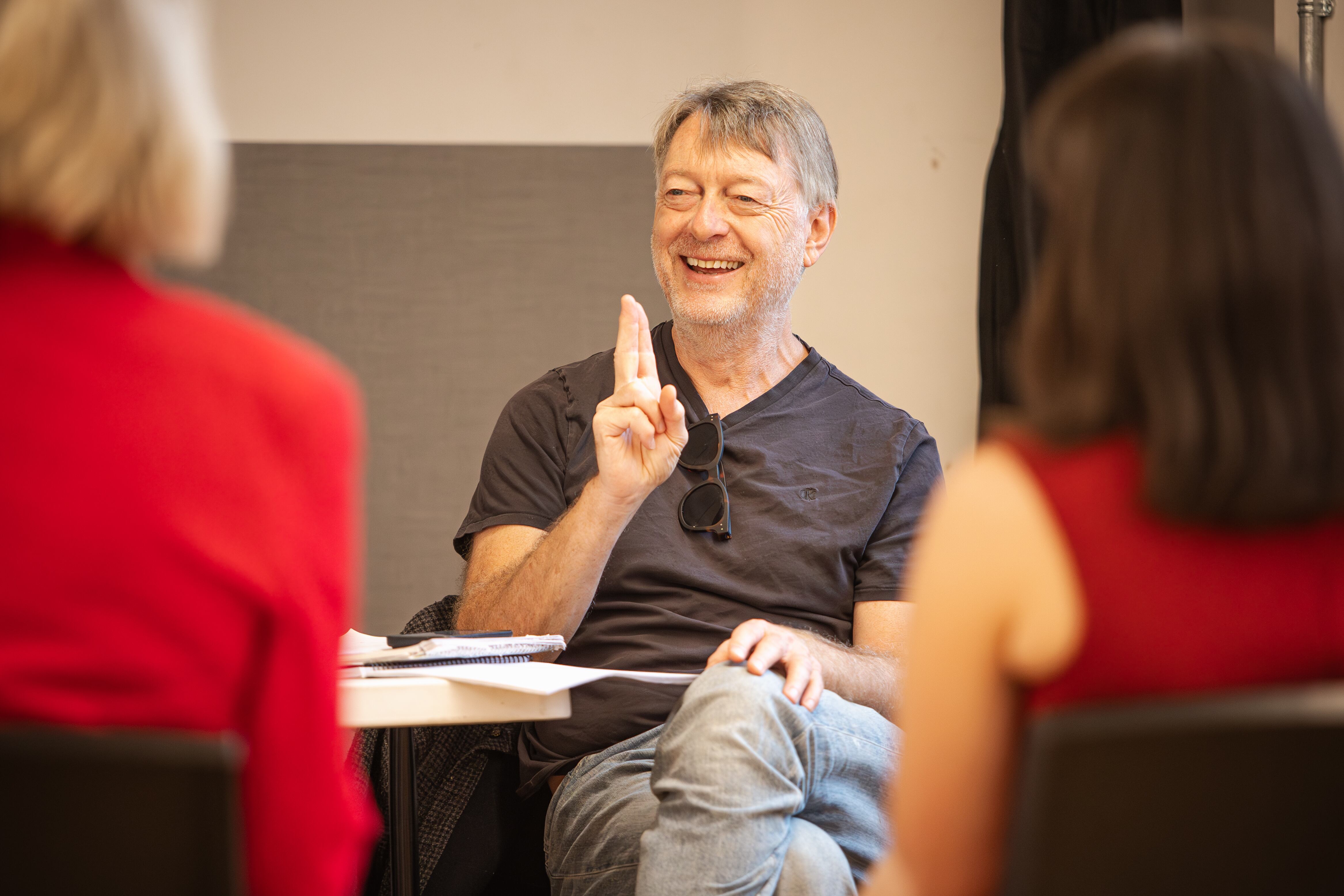 El director de la obra, Daniel Slater durante los ensayos de 'Melania'.