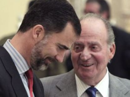 O Rei dom Juan Carlos, junto ao Príncipe de Astúrias.