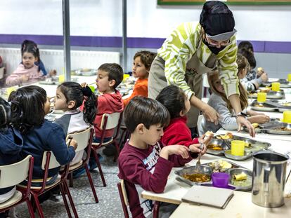 Un grupo de niños durante la hora de la comida en un colegio de Valencia.