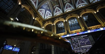 Un panel muestra la evolución del Ibex 35 en el Palacio de la Bolsa en Madrid.