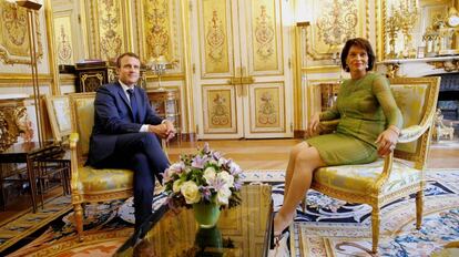 El presidente franc&eacute;s, Emmanuel Macron, y su colega suiza, Doris Leuthard, posan durante su reuni&oacute;n en el Palacio del El&iacute;seo el 18 de julio. 