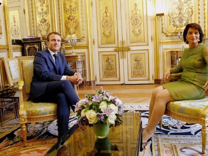 El presidente franc&eacute;s, Emmanuel Macron, y su colega suiza, Doris Leuthard, posan durante su reuni&oacute;n en el Palacio del El&iacute;seo el 18 de julio. 