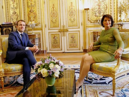 El presidente franc&eacute;s, Emmanuel Macron, y su colega suiza, Doris Leuthard, posan durante su reuni&oacute;n en el Palacio del El&iacute;seo el 18 de julio. 