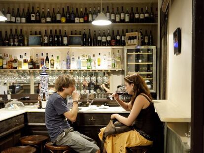 Esta antigua lechería se ha transformado de la mano de Yolanda Morán en una taberna consagrada, según explica, a los “vinos españoles de bodegas pequeñas que se abren paso con mimo y saber hacer”. Los suelos y alacenas del negocio original se han mantenido intactos, lo que, junto a su oferta de caldos, convierta a De Vinos en uno de los lugares más personales del barrio. Morán organiza catas en castellano los martes y en inglés los jueves, además de representaciones de microteatro. Cada dos meses cambia la carta de vinos por copas, y ofrece a los clientes la posibilidad de comprar una botella y guardarla refrigerada y sellada al vacío en el bar para futuras visitas. Los quesos de sus tablas son artesanales. <p> www.facebook.com/vinos.devinos