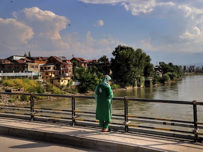 Una niña mira hacia el río Jehlum en un caluroso día de verano en Sopore (Jammu y Cachemira, India), en junio de 2021.