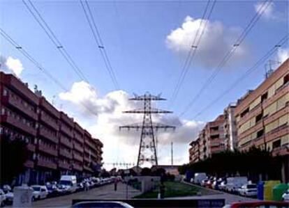 Línea eléctrica de alta tensión a su paso por Sant Boi.