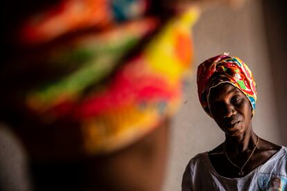 Leonarda Mauricio Méndez, de 51 años, es bordadora de paños tradicionales de Guinea Bisáu desde los 12. Ahora, su labor es retribuida.