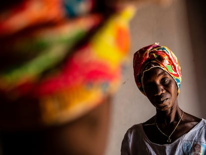 Leonarda Mauricio Méndez, de 51 años, es bordadora de paños tradicionales de Guinea Bisáu desde los 12. Ahora, su labor es retribuida.