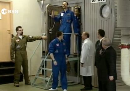 El francés Romain Charles sonríe a su salida de la réplica de una nave interplanetaria en la que, junto a otras cinco personas, ha permanecido durante 520 días en unas instalaciones en Moscú