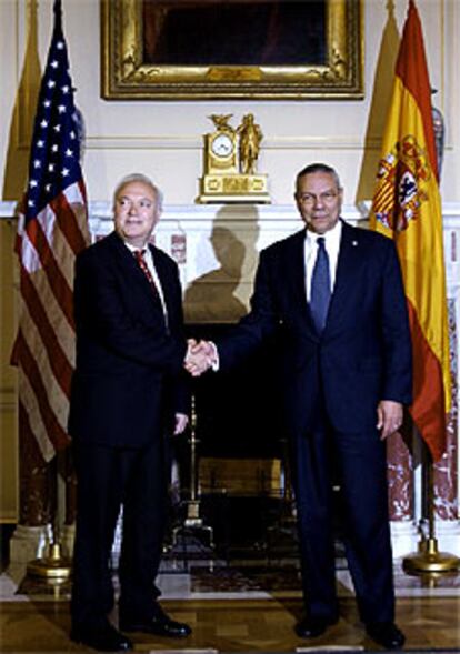 Moratinos estrecha la mano de Powell en Washington.