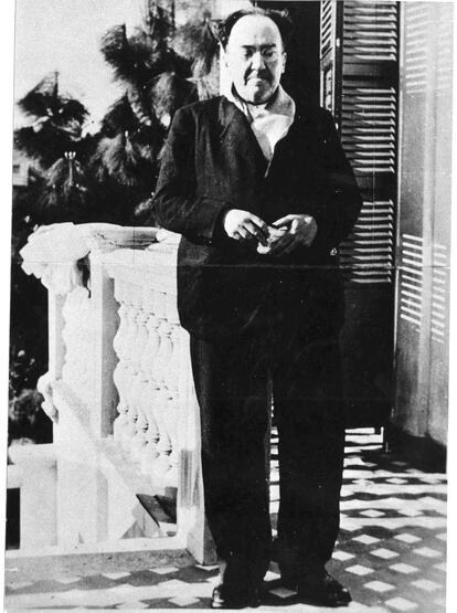 El poeta Antonio Machado, en la terraza de Villa Amparo, en Rocafort (Valencia), poco antes de trasladarse a Barcelona en abril de 1938.