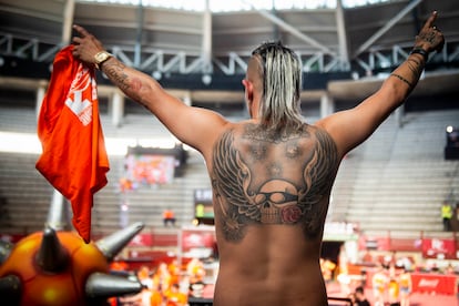 David celebra desde la tarima de los DJ la última Fiesta Naranja de Radical, en la Cubierta de Leganés, en Madrid. 