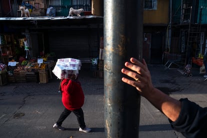 La arteria principal del Barrio Padre Carlos Mugica, una de los barrios populares más grandes de la capital federal.