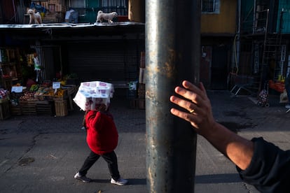 La arteria principal del Barrio Padre Carlos Mugica, una de los barrios populares más grandes de la capital federal. 