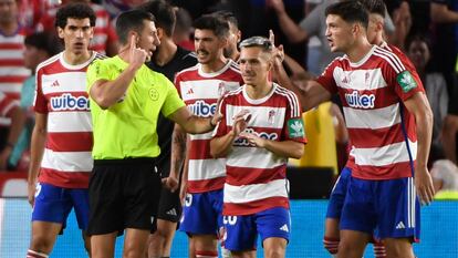 Los jugadores del Granada protestan al árbitro durante el partido del domingo contra el Barcelona.