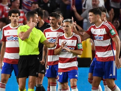 Los jugadores del Granada protestan al árbitro durante el partido del domingo contra el Barcelona.