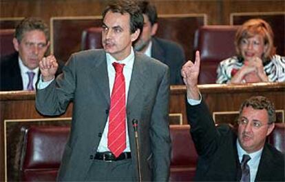 El líder del PSOE, José Luis Rodríguez Zapatero, durante su intervención en el pleno de ayer en el Congreso.