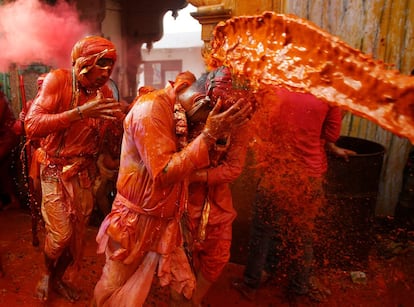 No solo celebran el cambio del invierno a la primavera, sino también, según el hinduismo, la victoria del bien sobre el mal. En la imagen, un grupo de devotos participan en el festival en Nandgaon (India).