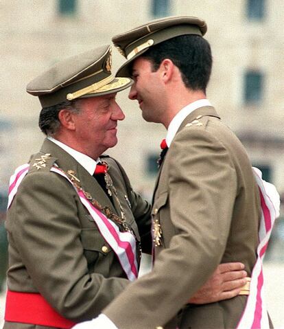 17 de mayo de 1999. El rey Juan Carlos abraza a su hijo, el Príncipe de Asturias, tras imponerle la banda y la Gran Cruz de la Orden de San Hermenegildo, en una ceremonia celebrada en el Monasterio de El Escorial.