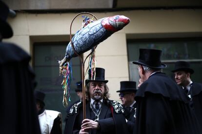 La Alegre Cofradía del Entierro de la Sardina despide cada eño el Carnaval por las calles de Madrid.