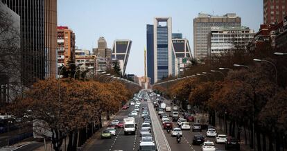 Tr&aacute;fico en el Paseo de la Castellana, en Madrid. 